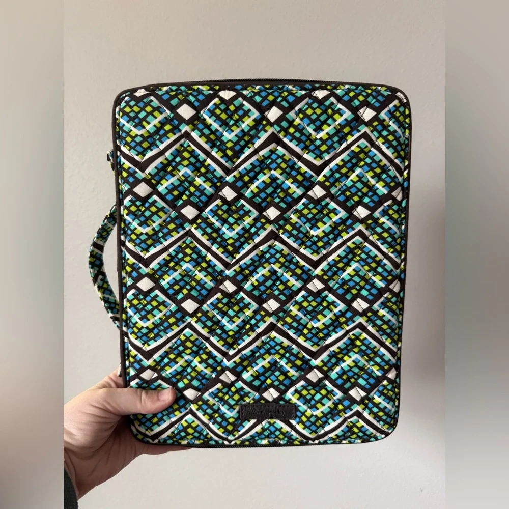 NWOT Vera Bradley Tablet Tamer Organizer Zip Around Rain Forest